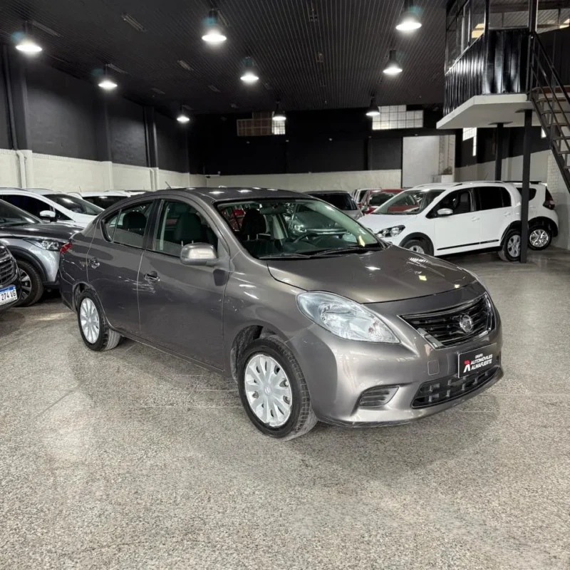 Nissan Versa 1.6 Visia 2014